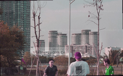 记分牌上红队21比18,计时器还在跳动。